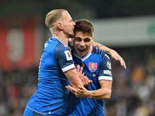 Adam Obert sa teší z gólu spolu s Ondrejom Dudom.