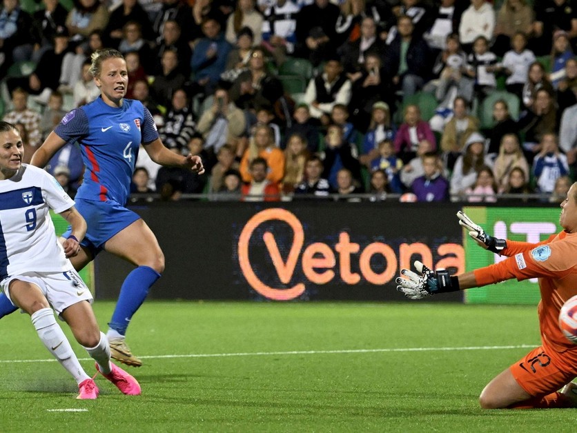 Fínska futbalistka Katariina Kosolová prekonáva brankárku Máriu Korenčiovú.