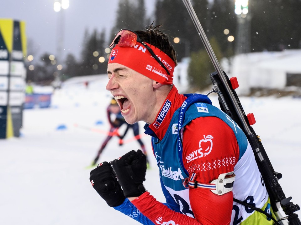 Jakub Borguľa v cieii pretekov šprintu  na majstrovstvách sveta juniorov a kadetov vo švédskom Östersunde.