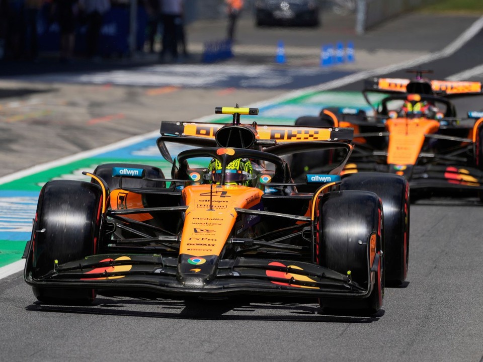 Lando Norris (vpredu) a Oscar Piastri z tímu McLaren počas kvalifikácie na Veľkú cenu Rakúska 2025.
