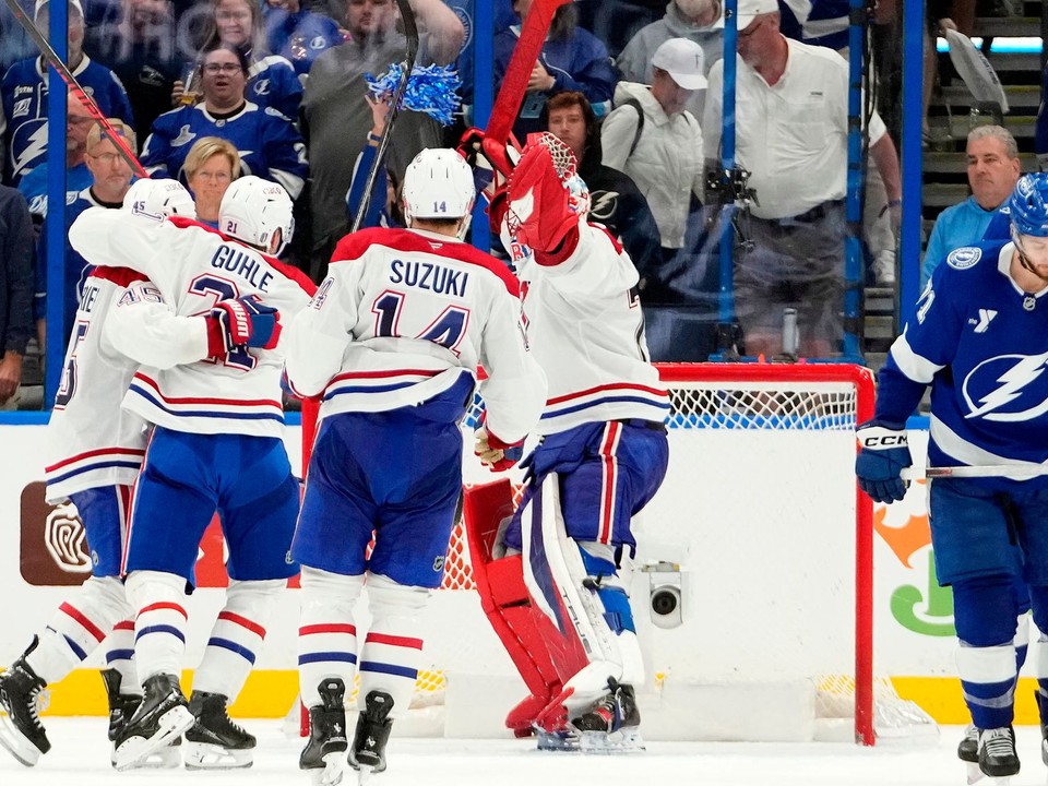 Hokejisti Montrealu Canadiens sa radujú po skončení siedmeho zápasu prvého kola play off zámorskej NHL Tampa Bay Lightning – Montreal Canadiens.