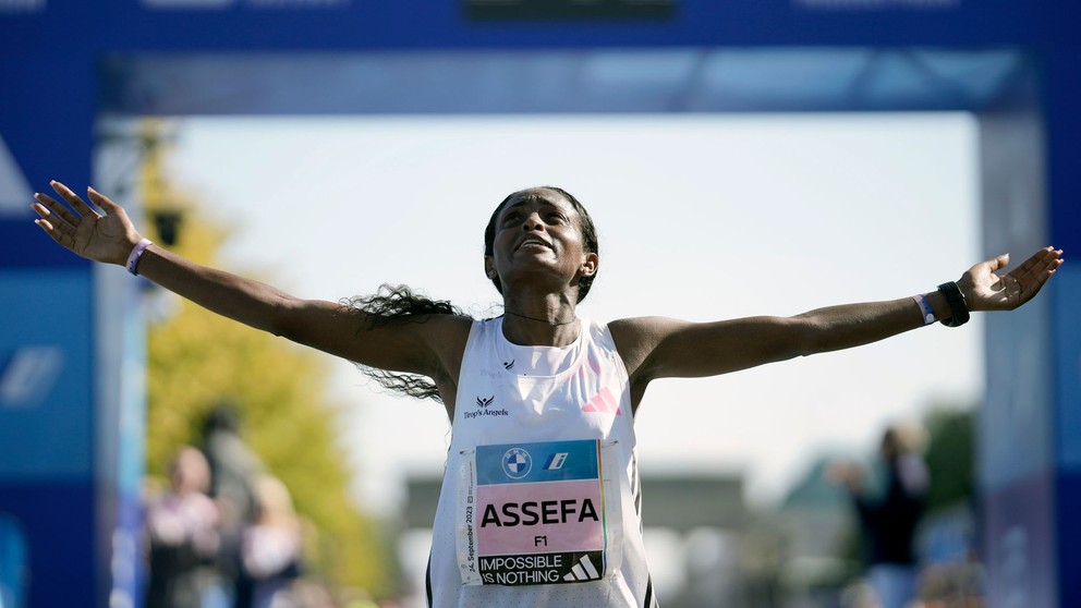 Tigst Assefová vytvorila nový svetový rekord na Berlínskom maratóne 2023.