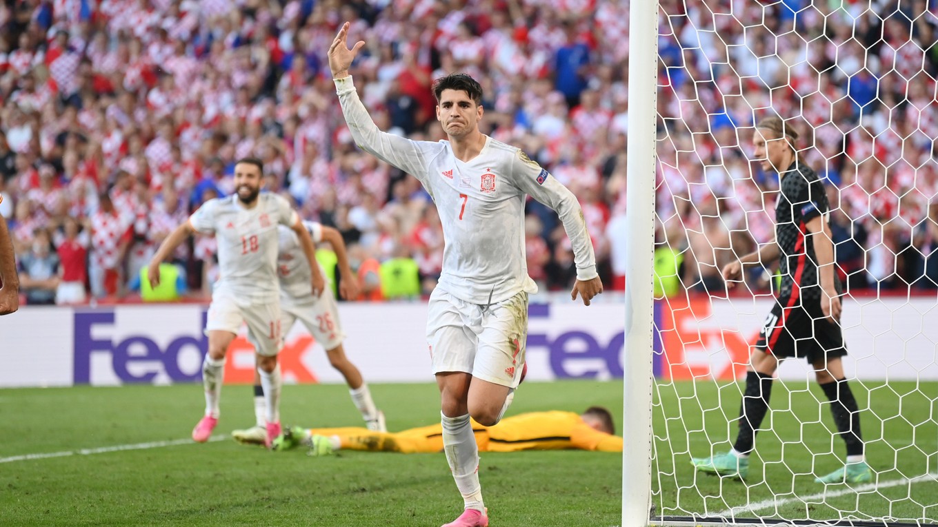 Španielsky útočník Álvaro Morata sa teší z gólu do siete Chorvátska v osemfinále ME vo futbale 2020. 