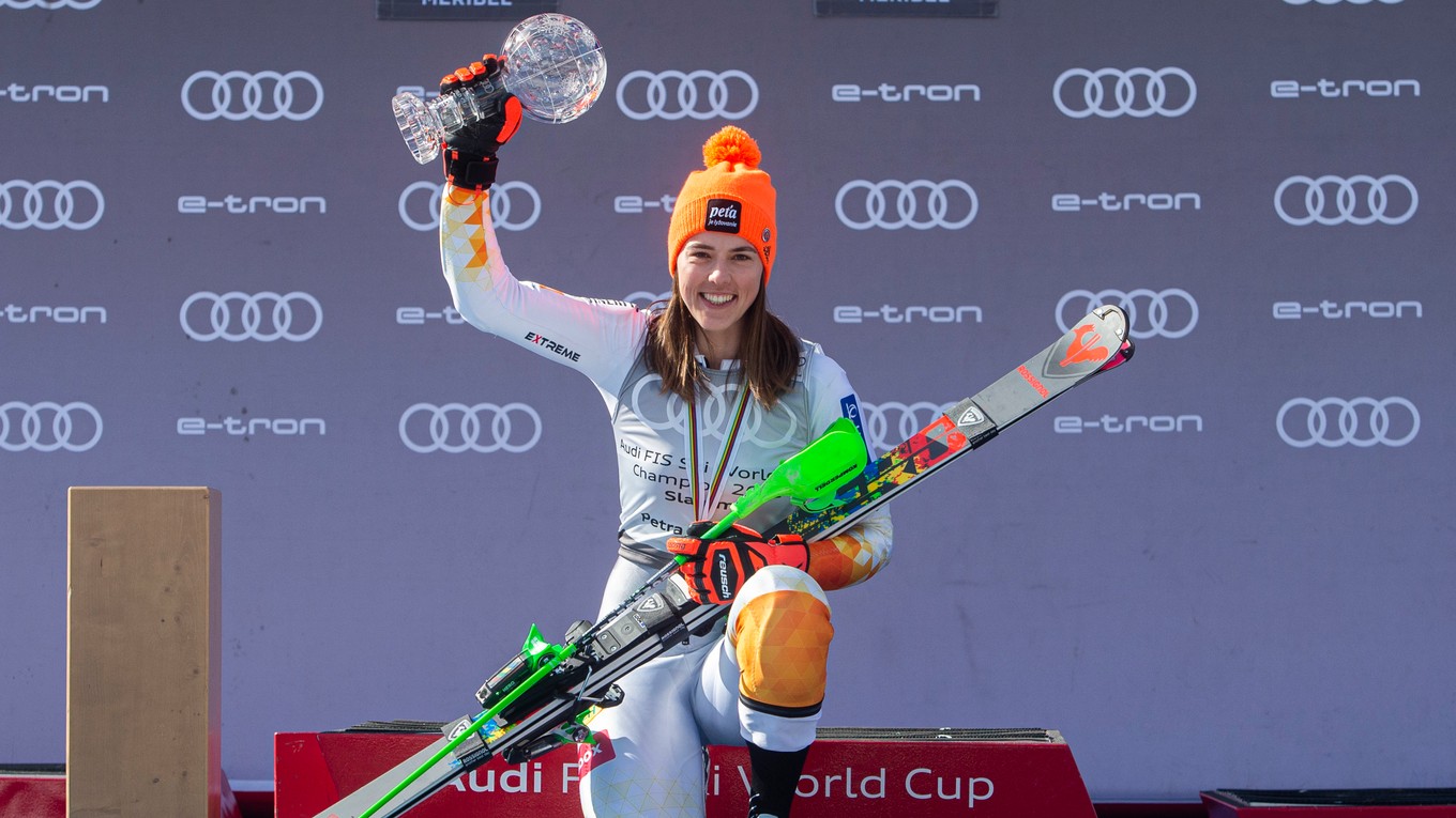 Petra Vlhová s trofejou a medailou víťazky v slalome žien po finále Svetového pohára vo francúzskom Courchevel/Meribel.