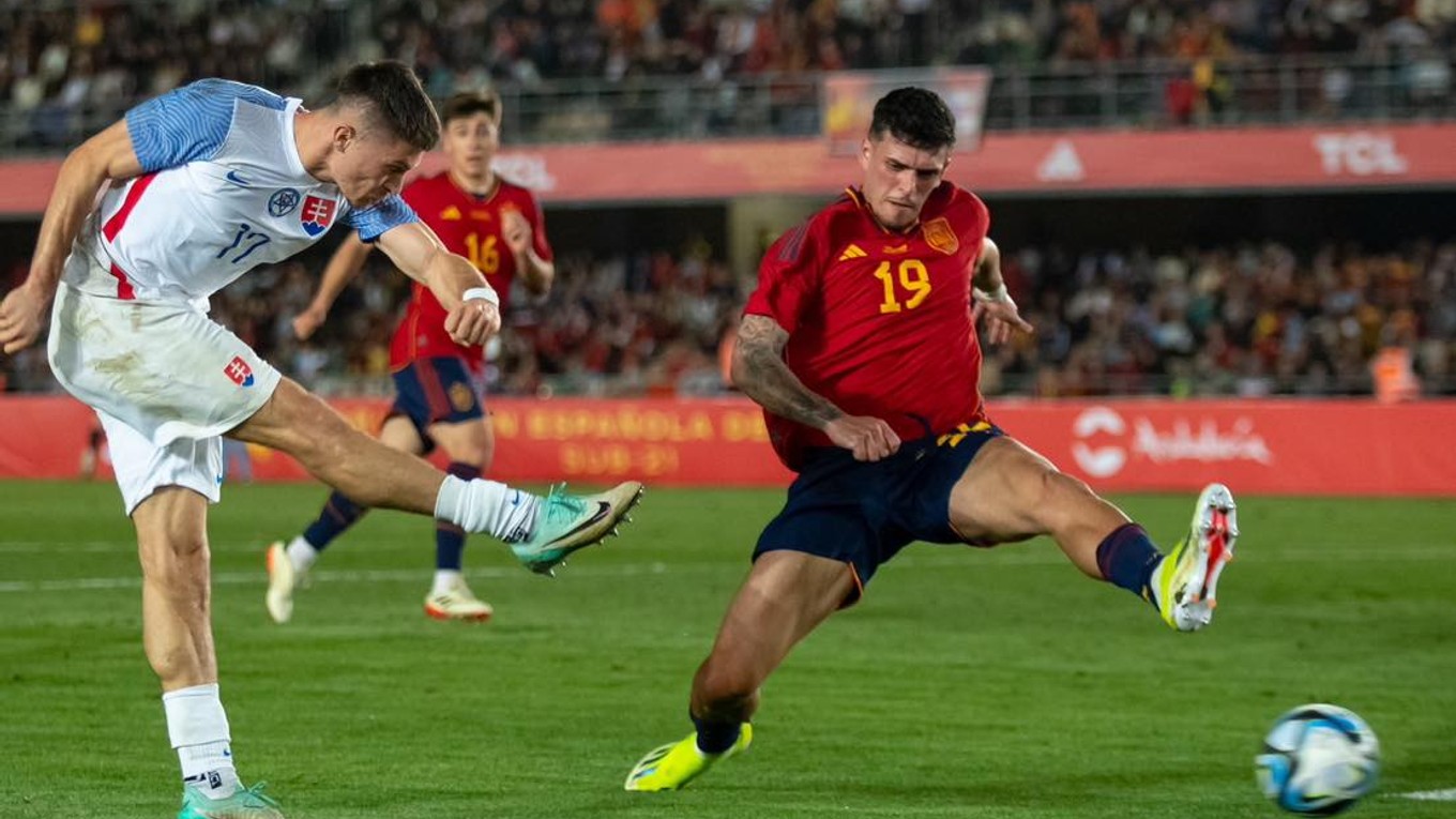 Adrián Kaprálik (vľavo) v prípravnom zápase Španielsko U21 - Slovensko U21.