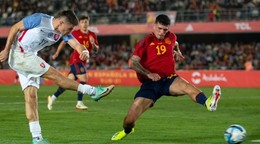 Adrián Kaprálik (vľavo) v prípravnom zápase Španielsko U21 - Slovensko U21.
