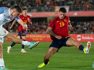Adrián Kaprálik (vľavo) v prípravnom zápase Španielsko U21 - Slovensko U21.