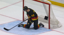 Útočník Elias Pettersson pripravujúci sa na brankársky zákrok.