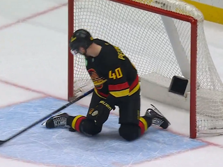 Útočník Elias Pettersson pripravujúci sa na brankársky zákrok.