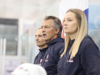 Tréner Arto Sieppi na lavičke slovenskej ženskej hokejovej reprezentácie.