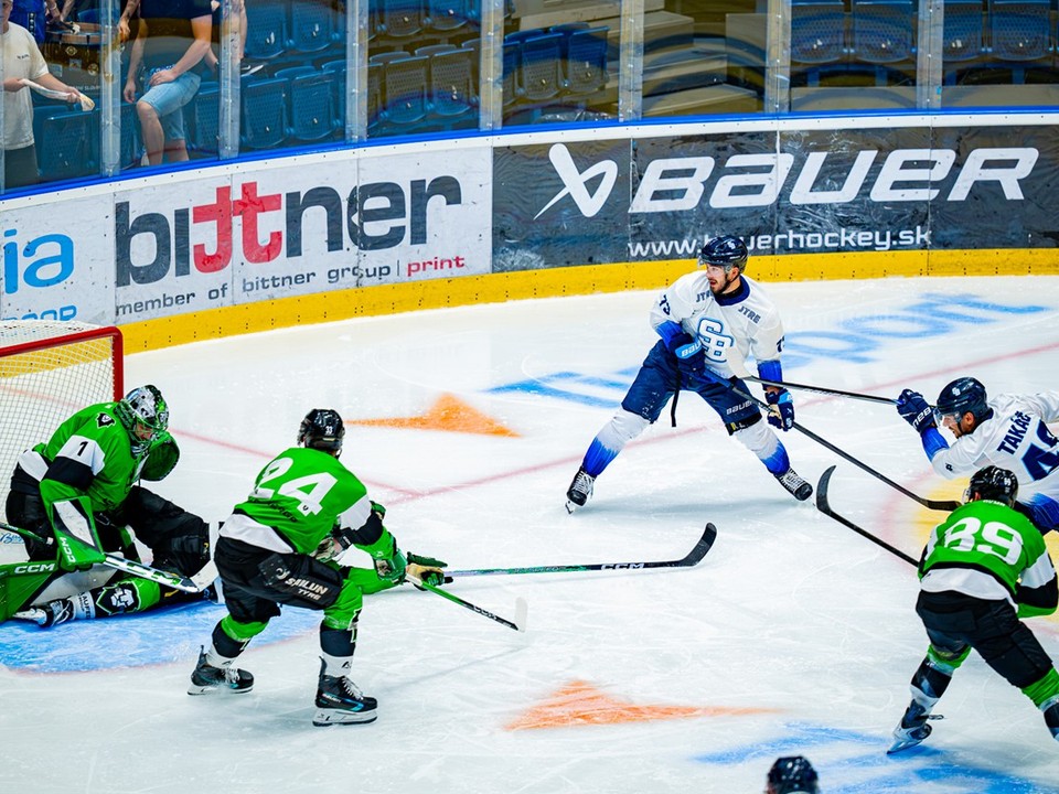Momentka zo zápasu HC Slovan Bratislava - BK Mladá Boleslav.