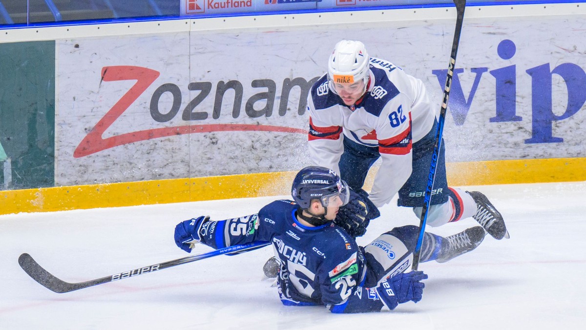 Markus Suchý (Poprad), Tomáš Královič (Bratislava) počas zápasu 49. kola hokejovej Tipos extraligy. 