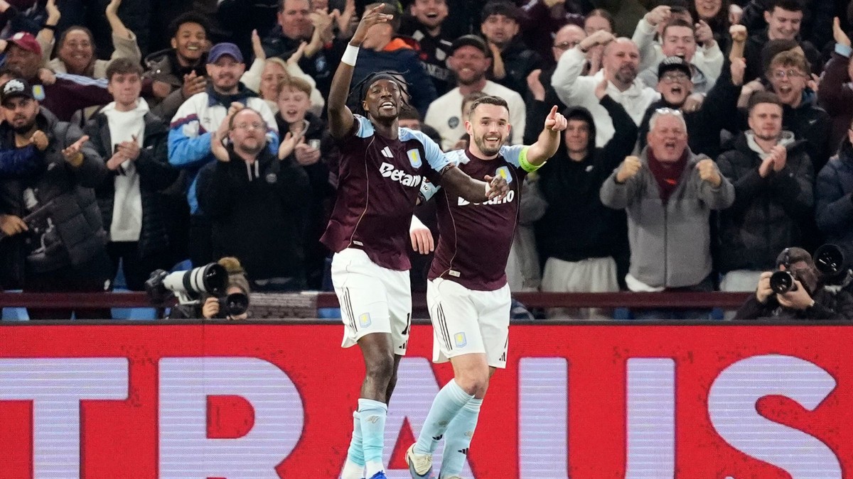 Aston Villa oslavuje gól. 