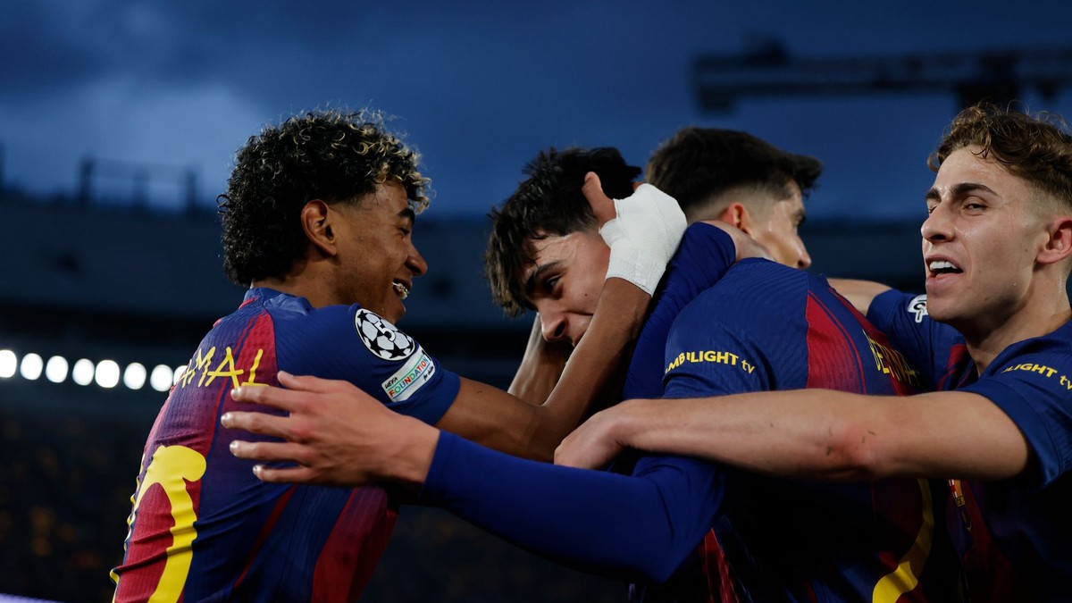 Futbalisti Barcelony oslavujú gól proti Newcastlu United.