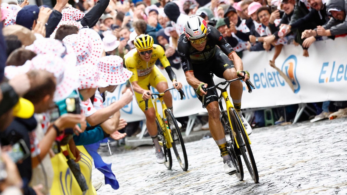 Wout van Aert prechádza stúpaním Montmartre pred Tadejom Pogačarom počas 21. etapy na Tour de France 2025.