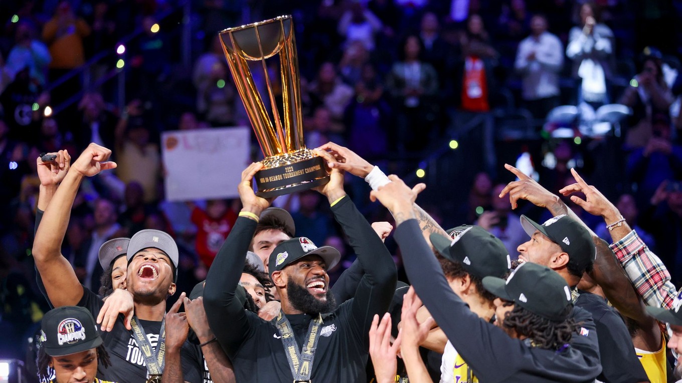 LeBron James oslavuje spoločne so spoluhráčmi LA Lakers