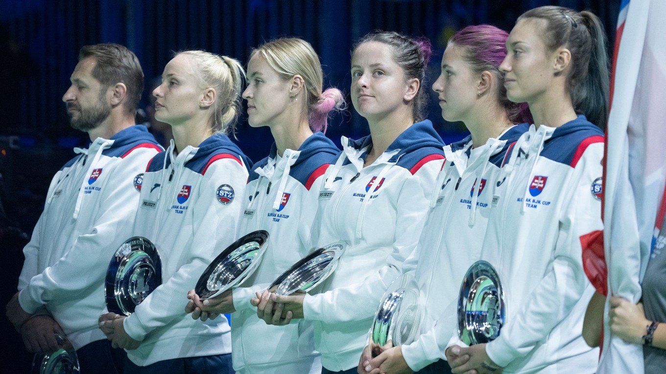 Sprava Tereza Mihalíková, Renáta Jamrichová, Viktória Hrunčáková, Anna Karolína Schmiedlová, Rebecca Šramková a kapitán slovenského tímu Matej Lipták po finále Pohára BJK 2024.