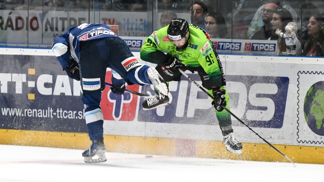 Samuel Buček (vľavo) a Matúš Holenda v zápase Vlci Žilina - HK Nitra v prvom semifinale play-off Tipos extraligy.