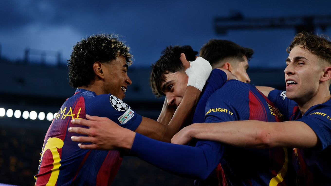 Futbalisti Barcelony oslavujú gól proti Newcastlu United.