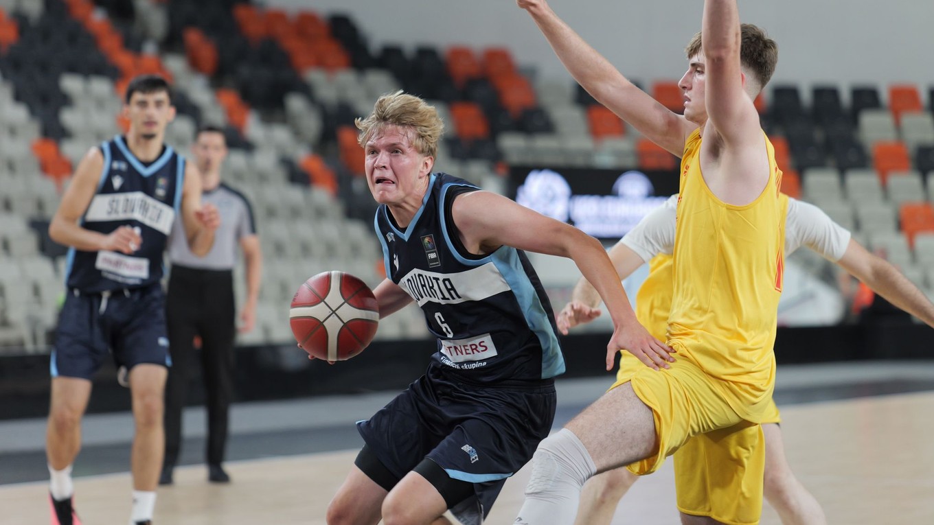Uprostred basketbalista Lukáš Jendrichovský počas zápasu B-divízie Slovensko - Severné Macedónsko na majstrovstvách Európy hráčov do 20 rokov v Bratislave
