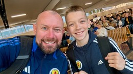Fanúšik škótskej reprezentácie Iain Meiklejohn so synom Aleksom.