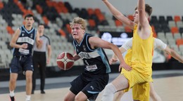 Uprostred basketbalista Lukáš Jendrichovský počas zápasu B-divízie Slovensko - Severné Macedónsko na majstrovstvách Európy hráčov do 20 rokov v Bratislave