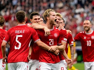 Radosť dánskych futbalistov po góle do siete Anglicka na EURO 2024. 