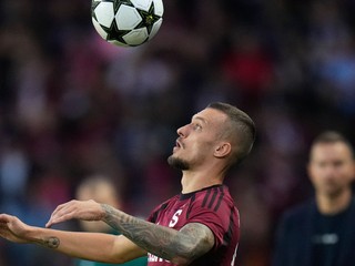 Lukáš Haraslín v drese AC Sparta Praha v zápase ligovej fázy Ligy majstrov.