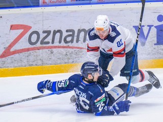 Markus Suchý (Poprad), Tomáš Královič (Bratislava) počas zápasu 49. kola hokejovej Tipos extraligy. 