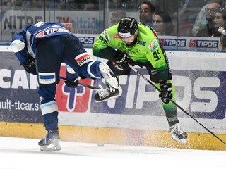 Samuel Buček (vľavo) a Matúš Holenda v zápase Vlci Žilina - HK Nitra v prvom semifinale play-off Tipos extraligy.