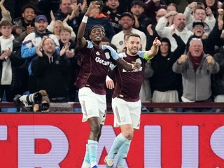 Aston Villa oslavuje gól. 