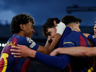 Futbalisti Barcelony oslavujú gól proti Newcastlu United.