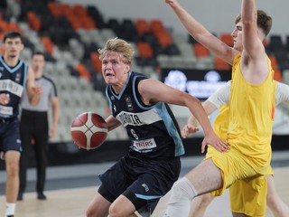 Uprostred basketbalista Lukáš Jendrichovský počas zápasu B-divízie Slovensko - Severné Macedónsko na majstrovstvách Európy hráčov do 20 rokov v Bratislave