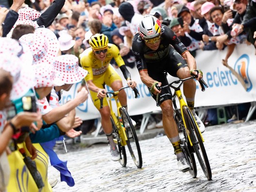 Wout van Aert prechádza stúpaním Montmartre pred Tadejom Pogačarom počas 21. etapy na Tour de France 2025.