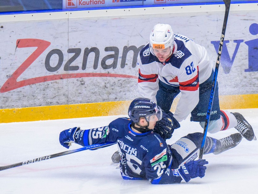 Markus Suchý (Poprad), Tomáš Královič (Bratislava) počas zápasu 49. kola hokejovej Tipos extraligy. 