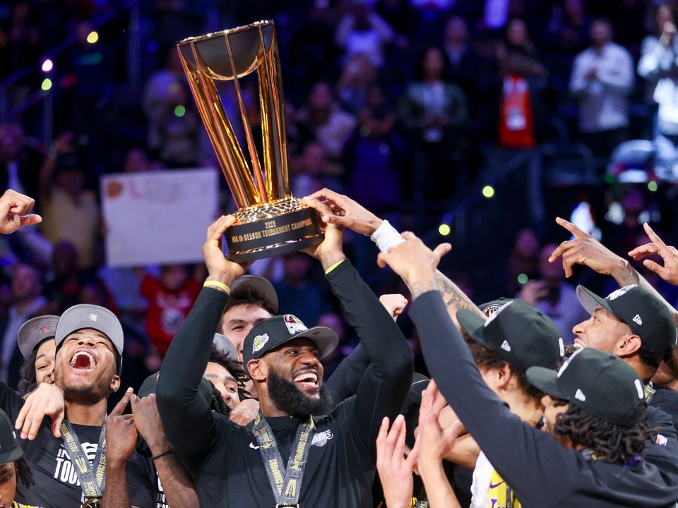 LeBron James oslavuje spoločne so spoluhráčmi LA Lakers