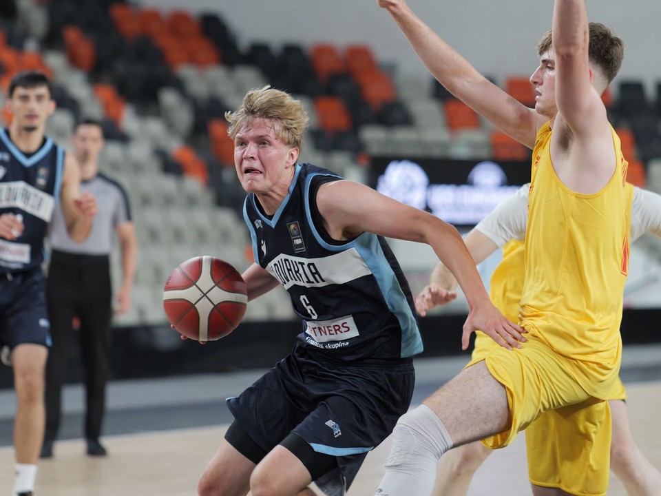 Uprostred basketbalista Lukáš Jendrichovský počas zápasu B-divízie Slovensko - Severné Macedónsko na majstrovstvách Európy hráčov do 20 rokov v Bratislave