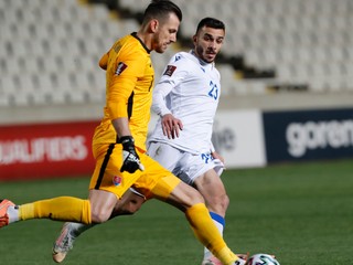 Martin Dúbravka (vľavo) v zápase Cyprus - Slovensko.