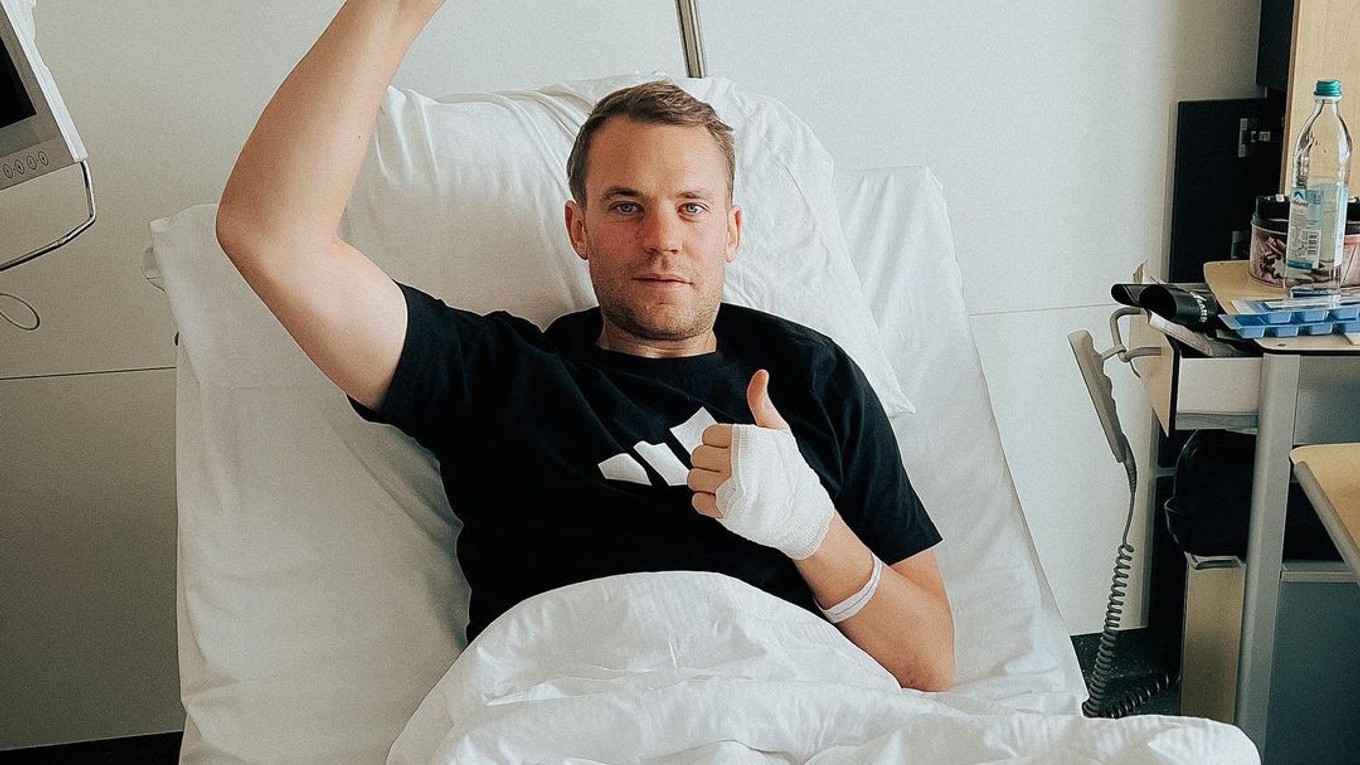 Manuel Neuer na fotografii z nemocnice so zlomenou nohou.