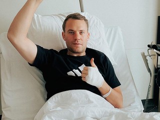Manuel Neuer na fotografii z nemocnice so zlomenou nohou.