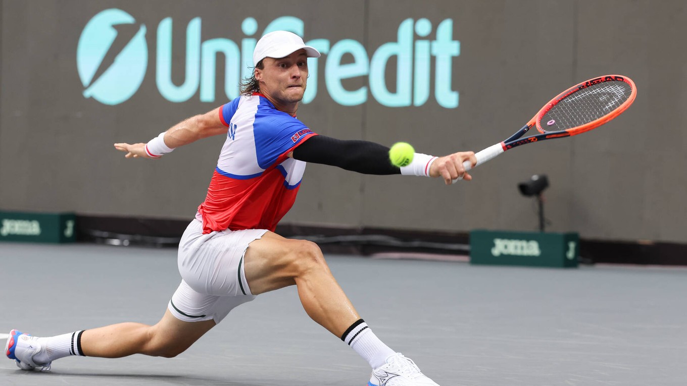 Jozef Kovalík počas zápasu skupinovej fázy finálového turnaja Davis Cupu.