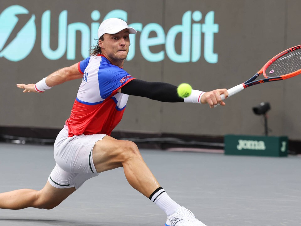 Jozef Kovalík počas zápasu skupinovej fázy finálového turnaja Davis Cupu.