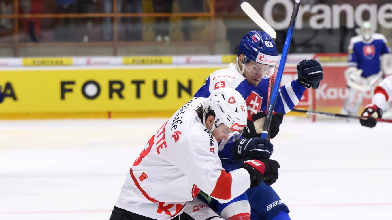 Theo Rochette (Švajčiarsko) a Servác Petrovský (Slovensko) v prípravnom zápase pred MS v hokeji medzi Slovenskom a Švajčiarskom.