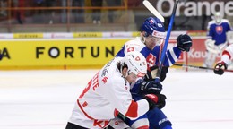 Theo Rochette (Švajčiarsko) a Servác Petrovský (Slovensko) v prípravnom zápase pred MS v hokeji medzi Slovenskom a Švajčiarskom.