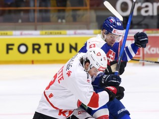 Theo Rochette (Švajčiarsko) a Servác Petrovský (Slovensko) v prípravnom zápase pred MS v hokeji medzi Slovenskom a Švajčiarskom.