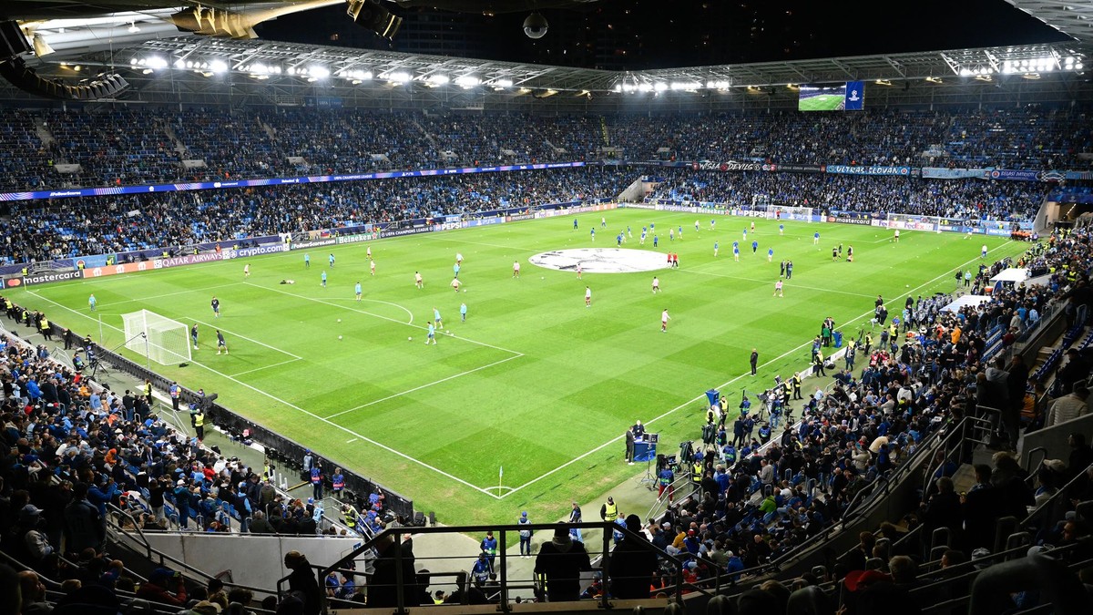Zaplnený štadión ŠK Slovan Bratislava.