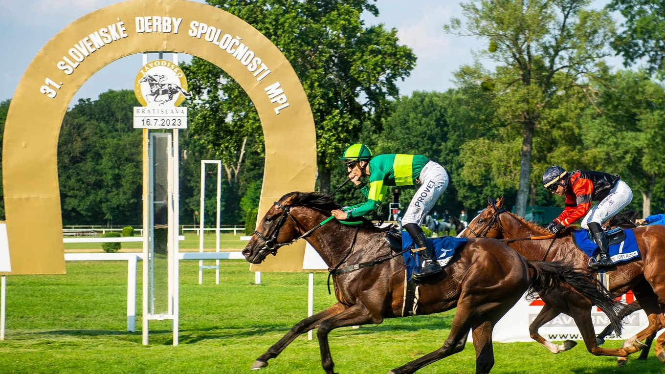 Víťazný kôň Jardin Michelet a džokej Adam Florian počas 31. Slovenského derby.