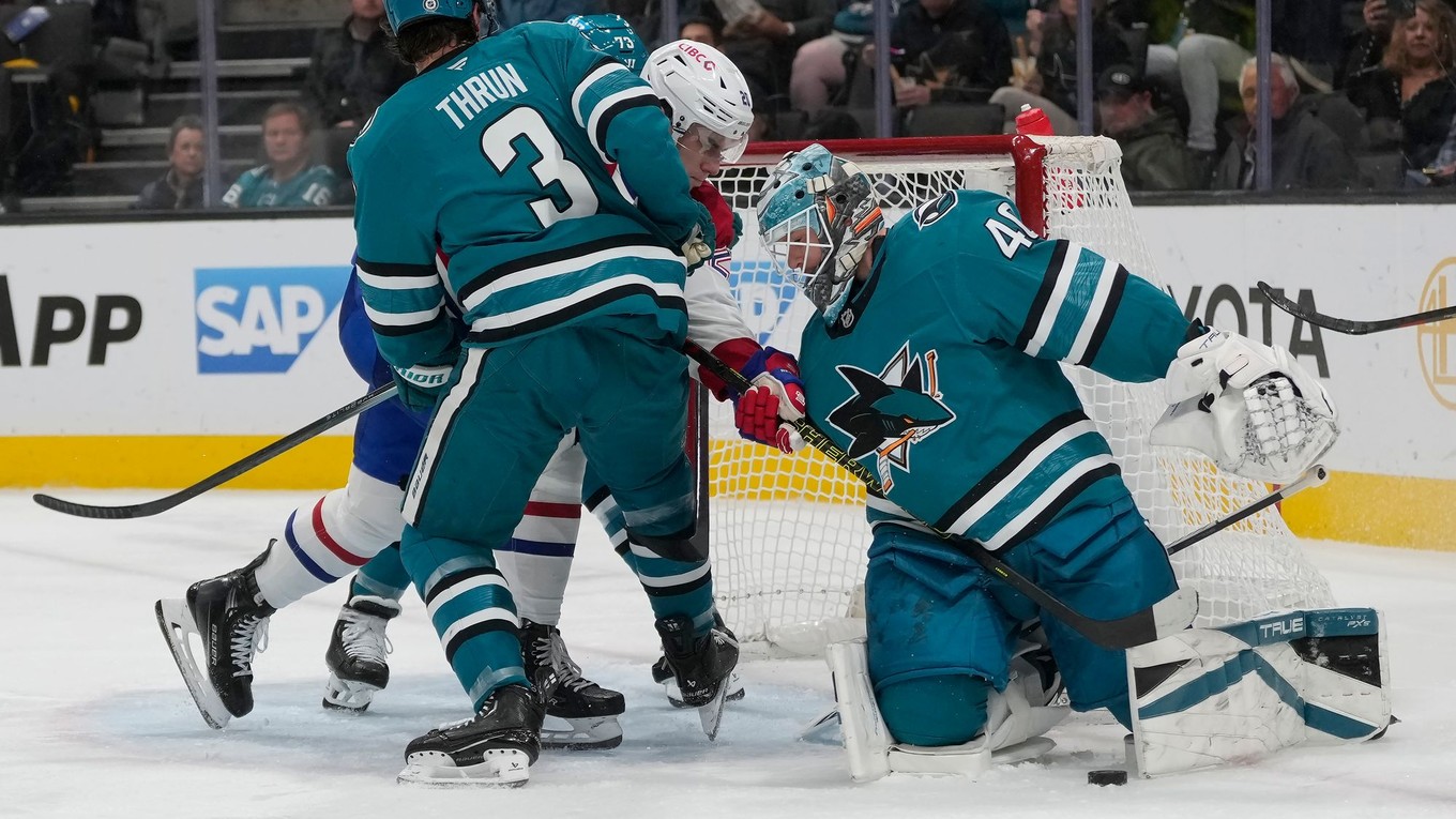 Juraj Slafkovský a brankár Alexandar Georgiev v zápase NHL San Jose Sharks - Montreal Canadiens.