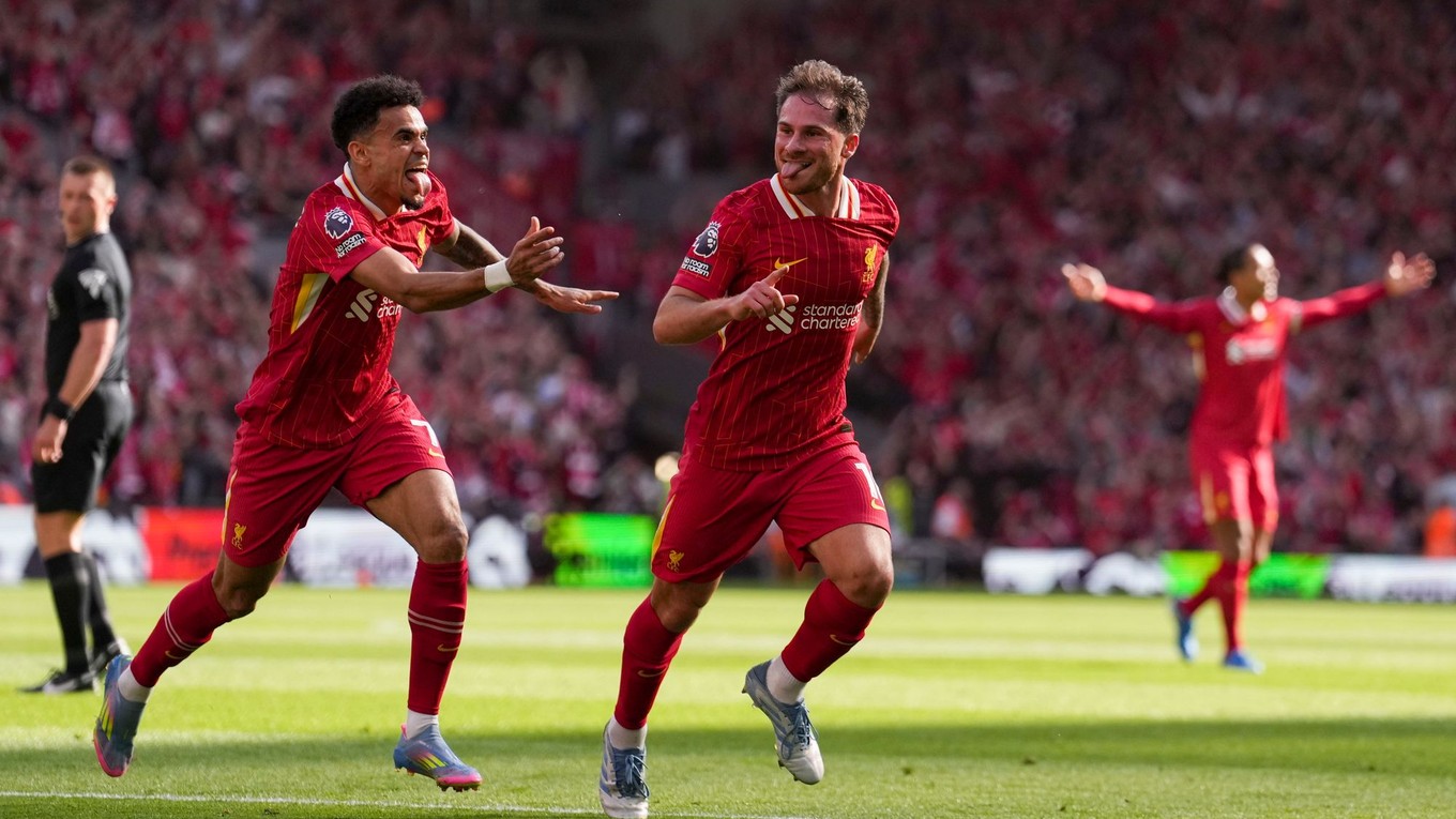 Argentínsky futbalista Alexis Mac Allister (vpravo) v drese FC Liverpool. 