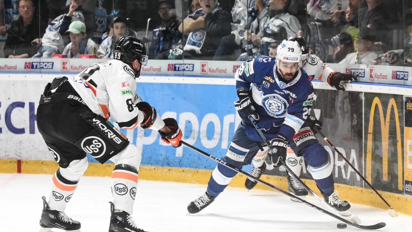 Zľava Jakub Ferenc (Košice) a Sahir Gill (Nitra) v šiestom zápase finále play-off Tipos extraligy HK Nitra - HC Košice.